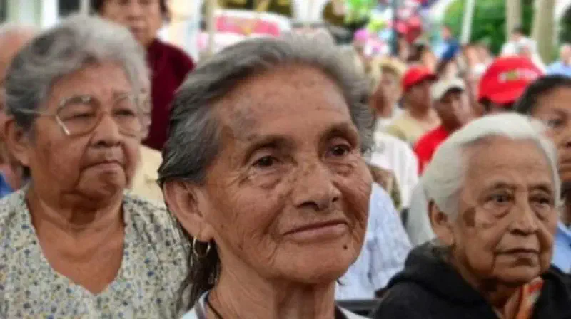 Adultos mayores reunidos en un espacio público.