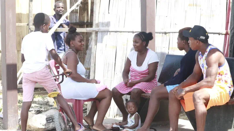 Un grupo de personas afroecuatorianas conversa en el sur de Guayaquil.