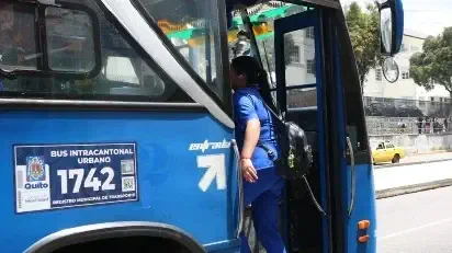 Un bus de transporte público recoge pasajeros.