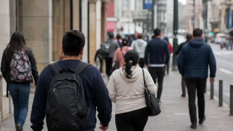 Personas caminan por una calle de la ciudad.