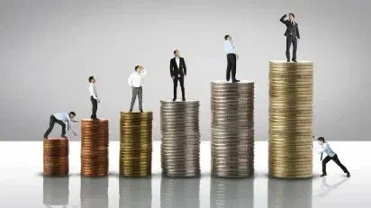 Ilustración de trabajadores sobre pilas de monedas de distintas alturas.